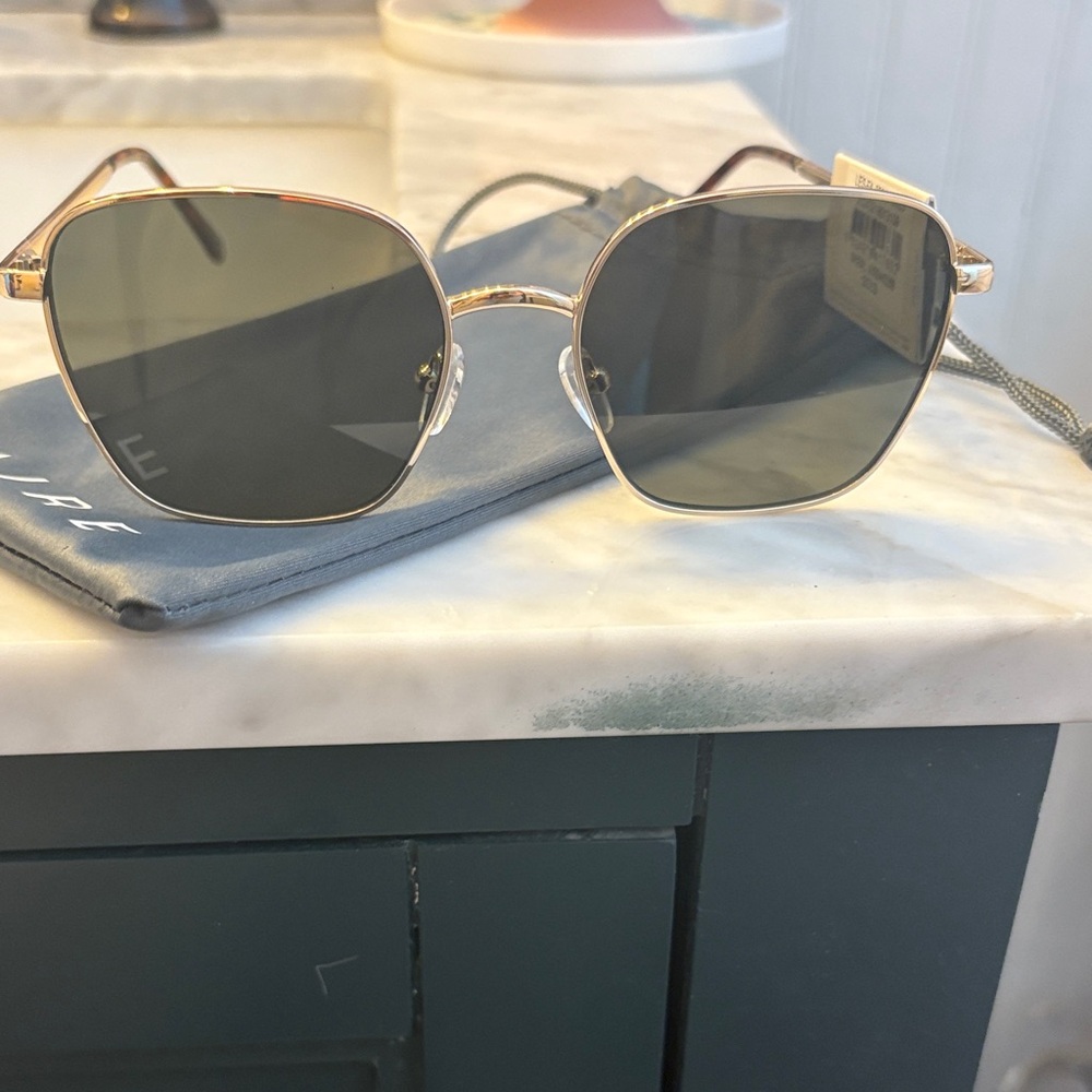 Elegant Gold Frame Sunglasses with Black Lenses